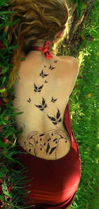 Mẫu hình xăm ở lưng đẹp hình đàn bướm dành cho nữ