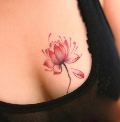 Hình xăm ở ngực dành cho Nữ với hoa bỉ ngạn